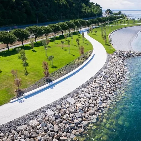 Luxury , Nature & Sea شقة *